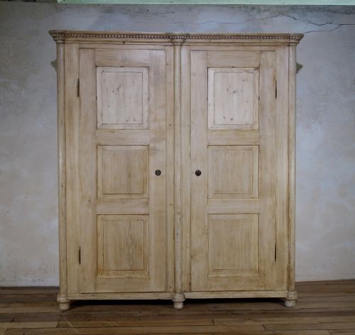 a large 19th century continental armoire wardrobe - CATEGORY: ANTIQUE WARDROBES - DATED 19TH CENTURY