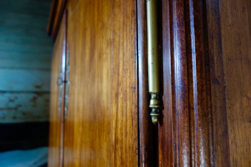 AN 18TH CENTURY FRENCH WALNUT ARMOIRE WARDROBE - ADDITIONAL PHOTO 2