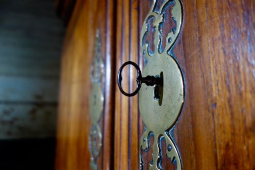 AN 18TH CENTURY FRENCH WALNUT ARMOIRE WARDROBE - ADDITIONAL PHOTO 4