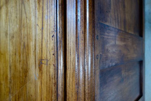 AN 18TH CENTURY FRENCH WALNUT ARMOIRE WARDROBE - ADDITIONAL PHOTO 6