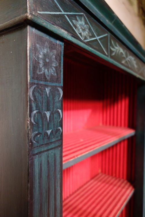 A NEAR PAIR OF REGENCY STYLE GREEN PAINTED PIER DISPLAY CABINETS GLAZED - ADDITIONAL PHOTO 5