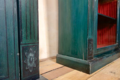 A NEAR PAIR OF REGENCY STYLE GREEN PAINTED PIER DISPLAY CABINETS GLAZED - ADDITIONAL PHOTO 6