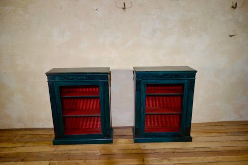 A NEAR PAIR OF REGENCY STYLE GREEN PAINTED PIER DISPLAY CABINETS GLAZED - ADDITIONAL PHOTO 7