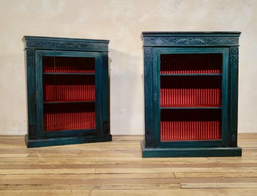 A NEAR PAIR OF REGENCY STYLE GREEN PAINTED PIER DISPLAY CABINETS GLAZED - ADDITIONAL PHOTO 8