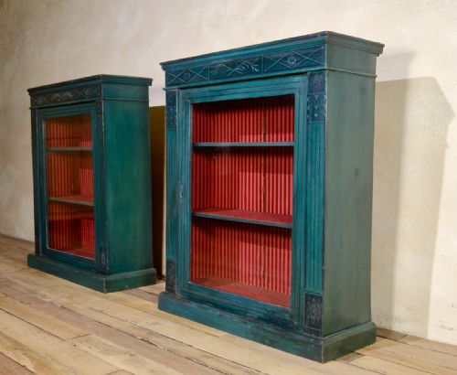 A NEAR PAIR OF REGENCY STYLE GREEN PAINTED PIER DISPLAY CABINETS GLAZED - ADDITIONAL PHOTO 10
