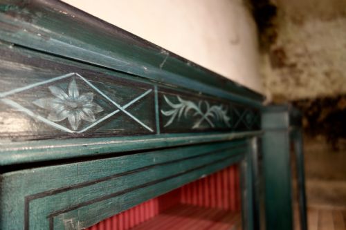 A NEAR PAIR OF REGENCY STYLE GREEN PAINTED PIER DISPLAY CABINETS GLAZED - ADDITIONAL PHOTO 11