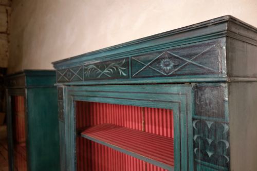 A NEAR PAIR OF REGENCY STYLE GREEN PAINTED PIER DISPLAY CABINETS GLAZED - ADDITIONAL PHOTO 12