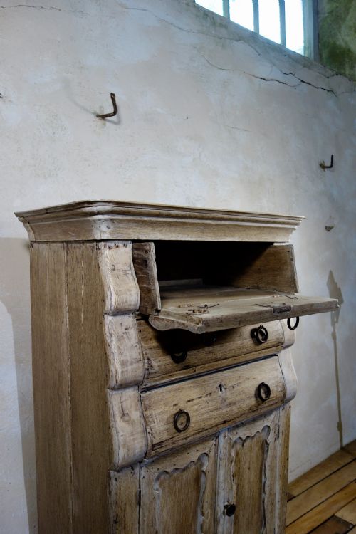 A TALL 18TH CENTURY DUTCH BLEACHED OAK BOMBE SECRTAIRE CABINET - ADDITIONAL PHOTO 5