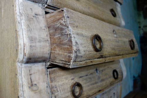 A TALL 18TH CENTURY DUTCH BLEACHED OAK BOMBE SECRTAIRE CABINET - ADDITIONAL PHOTO 9