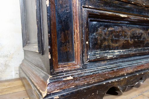 A LARGE SCALE ITALIAN 20TH CENTURY PAINTED COMMODE CHEST OF DRAWERS - ADDITIONAL PHOTO 3