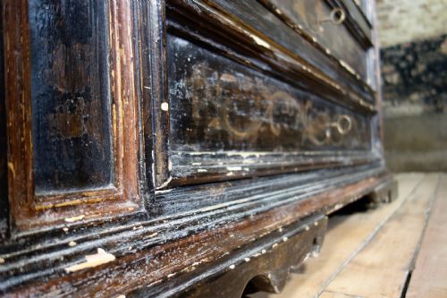 A LARGE SCALE ITALIAN 20TH CENTURY PAINTED COMMODE CHEST OF DRAWERS - ADDITIONAL PHOTO 4