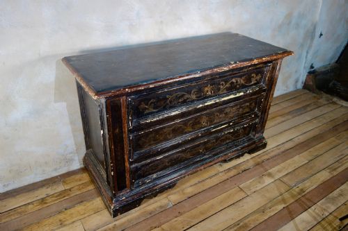 A LARGE SCALE ITALIAN 20TH CENTURY PAINTED COMMODE CHEST OF DRAWERS - ADDITIONAL PHOTO 9