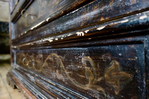 A LARGE SCALE ITALIAN 20TH CENTURY PAINTED COMMODE CHEST OF DRAWERS - ADDITIONAL PHOTO 11