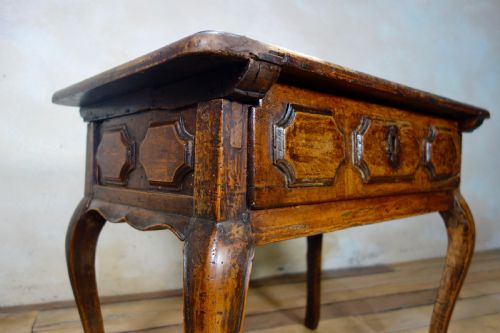 A CHARMING 19TH CENT SMALL FRENCH WALNUT SIDE TABLE - ADDITIONAL PHOTO 1
