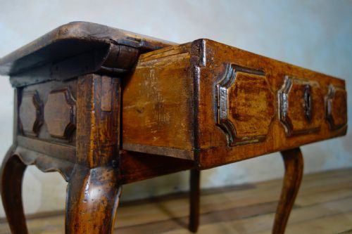 A CHARMING 19TH CENT SMALL FRENCH WALNUT SIDE TABLE - ADDITIONAL PHOTO 2