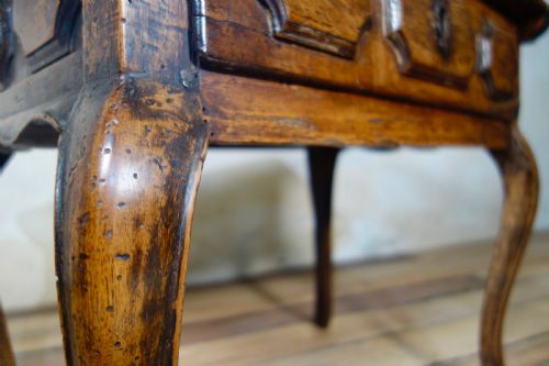A CHARMING 19TH CENT SMALL FRENCH WALNUT SIDE TABLE - ADDITIONAL PHOTO 4