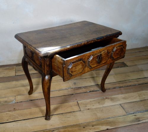 A CHARMING 19TH CENT SMALL FRENCH WALNUT SIDE TABLE - ADDITIONAL PHOTO 5
