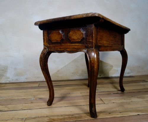 A CHARMING 19TH CENT SMALL FRENCH WALNUT SIDE TABLE - ADDITIONAL PHOTO 7