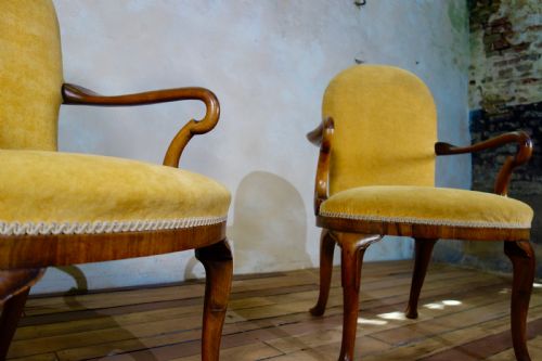 A PAIR OF ANTIQUE YELLOW UPHOLSTERED GEORGE I STYLE ARMCHAIRS - ADDITIONAL PHOTO 1