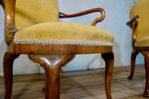 A PAIR OF ANTIQUE YELLOW UPHOLSTERED GEORGE I STYLE ARMCHAIRS - ADDITIONAL PHOTO 2