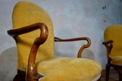A PAIR OF ANTIQUE YELLOW UPHOLSTERED GEORGE I STYLE ARMCHAIRS - ADDITIONAL PHOTO 3