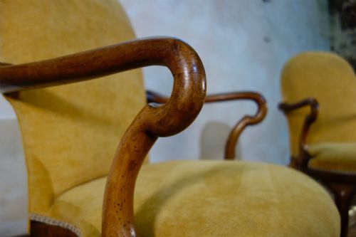 A PAIR OF ANTIQUE YELLOW UPHOLSTERED GEORGE I STYLE ARMCHAIRS - ADDITIONAL PHOTO 4