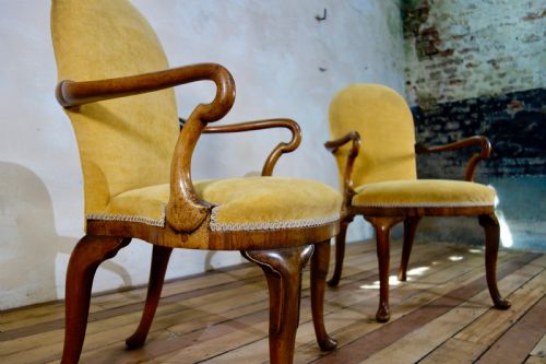 A PAIR OF ANTIQUE YELLOW UPHOLSTERED GEORGE I STYLE ARMCHAIRS - ADDITIONAL PHOTO 5