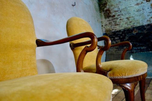 A PAIR OF ANTIQUE YELLOW UPHOLSTERED GEORGE I STYLE ARMCHAIRS - ADDITIONAL PHOTO 6