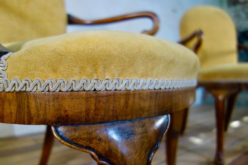 A PAIR OF ANTIQUE YELLOW UPHOLSTERED GEORGE I STYLE ARMCHAIRS - ADDITIONAL PHOTO 7