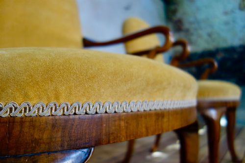 A PAIR OF ANTIQUE YELLOW UPHOLSTERED GEORGE I STYLE ARMCHAIRS - ADDITIONAL PHOTO 11