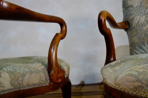 A PAIR OF ANTIQUE TAPESTRY UPHOLSTERED GEORGE I STYLE SHEPHERD CROOK ARMCHAIR - ADDITIONAL PHOTO 1