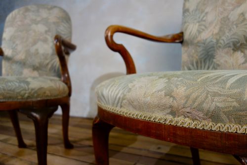 A PAIR OF ANTIQUE TAPESTRY UPHOLSTERED GEORGE I STYLE SHEPHERD CROOK ARMCHAIR - ADDITIONAL PHOTO 5
