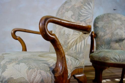 A PAIR OF ANTIQUE TAPESTRY UPHOLSTERED GEORGE I STYLE SHEPHERD CROOK ARMCHAIR - ADDITIONAL PHOTO 6