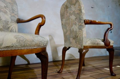 A PAIR OF ANTIQUE TAPESTRY UPHOLSTERED GEORGE I STYLE SHEPHERD CROOK ARMCHAIR - ADDITIONAL PHOTO 11