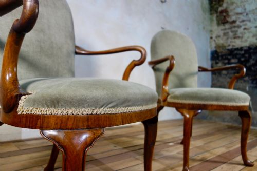 A PAIR OF UPHOLSTERED GEORGE I STYLE WALNUT SHEPHERD CROOK ARMCHAIRS CHAIRS - ADDITIONAL PHOTO 1
