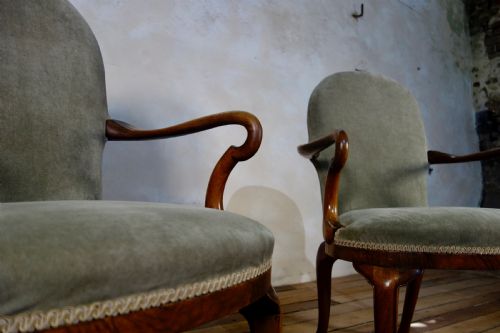 A PAIR OF UPHOLSTERED GEORGE I STYLE WALNUT SHEPHERD CROOK ARMCHAIRS CHAIRS - ADDITIONAL PHOTO 2