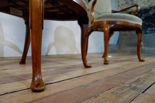 A PAIR OF UPHOLSTERED GEORGE I STYLE WALNUT SHEPHERD CROOK ARMCHAIRS CHAIRS - ADDITIONAL PHOTO 3