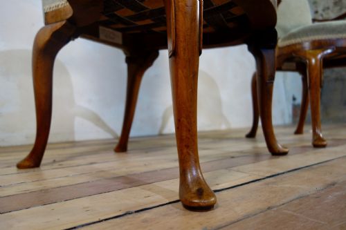 A PAIR OF UPHOLSTERED GEORGE I STYLE WALNUT SHEPHERD CROOK ARMCHAIRS CHAIRS - ADDITIONAL PHOTO 4