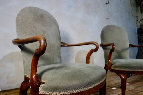 A PAIR OF UPHOLSTERED GEORGE I STYLE WALNUT SHEPHERD CROOK ARMCHAIRS CHAIRS - ADDITIONAL PHOTO 5