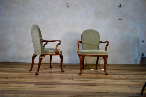 A PAIR OF UPHOLSTERED GEORGE I STYLE WALNUT SHEPHERD CROOK ARMCHAIRS CHAIRS - ADDITIONAL PHOTO 6
