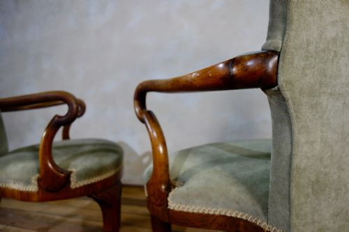 A PAIR OF UPHOLSTERED GEORGE I STYLE WALNUT SHEPHERD CROOK ARMCHAIRS CHAIRS - ADDITIONAL PHOTO 7
