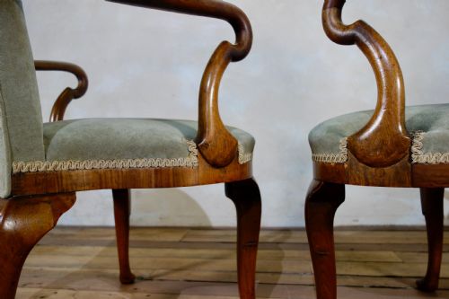 A PAIR OF UPHOLSTERED GEORGE I STYLE WALNUT SHEPHERD CROOK ARMCHAIRS CHAIRS - ADDITIONAL PHOTO 8
