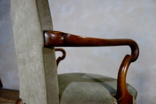 A PAIR OF UPHOLSTERED GEORGE I STYLE WALNUT SHEPHERD CROOK ARMCHAIRS CHAIRS - ADDITIONAL PHOTO 9