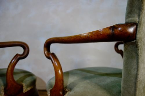 A PAIR OF UPHOLSTERED GEORGE I STYLE WALNUT SHEPHERD CROOK ARMCHAIRS CHAIRS - ADDITIONAL PHOTO 10