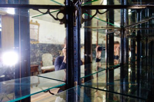 A LARGE 19TH CENTURY MAHOGANY SHOP DISPLAY CABINET - ADDITIONAL PHOTO 3