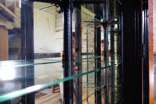 A LARGE 19TH CENTURY MAHOGANY SHOP DISPLAY CABINET - ADDITIONAL PHOTO 5