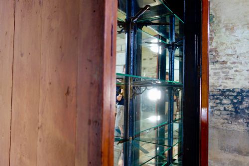 A LARGE 19TH CENTURY MAHOGANY SHOP DISPLAY CABINET - ADDITIONAL PHOTO 6