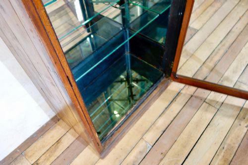 A LARGE 19TH CENTURY MAHOGANY SHOP DISPLAY CABINET - ADDITIONAL PHOTO 12