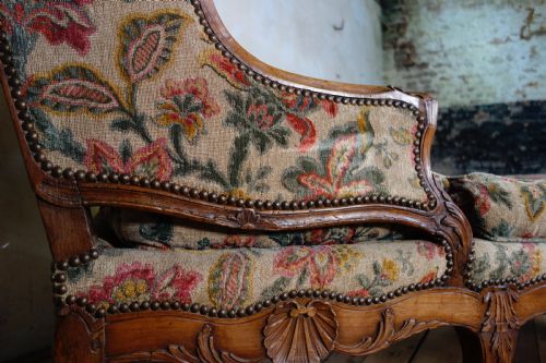 A LARGE 18TH CENTURY FRENCH CHAISE LONGUE DAY BED - ADDITIONAL PHOTO 1