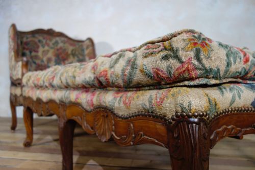 A LARGE 18TH CENTURY FRENCH CHAISE LONGUE DAY BED - ADDITIONAL PHOTO 3